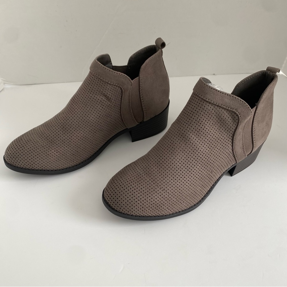 CityClassified Slip On Ankle Boots WomenSize 8.5 Taupe Faux Suede Block Heel